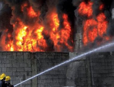 ΕΚΤΑΚΤΟ: Πυρκαγιά σε εργοστάσιο στα Οινόφυτα - Κίνδυνος λόγω των εύφλεκτων υλικών